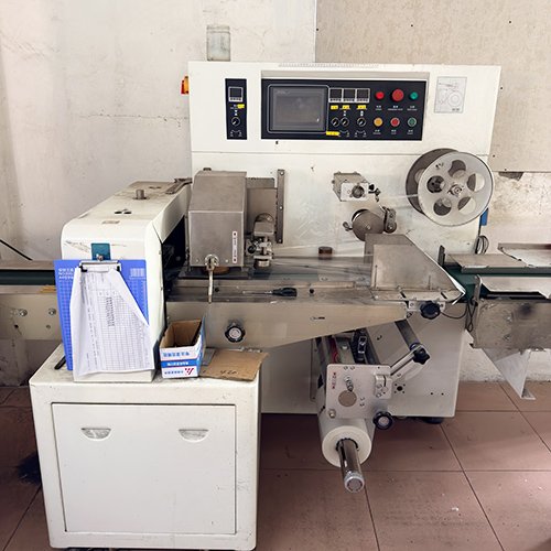 Automatic tube wrapping machine applying protective foam to shower chair edges