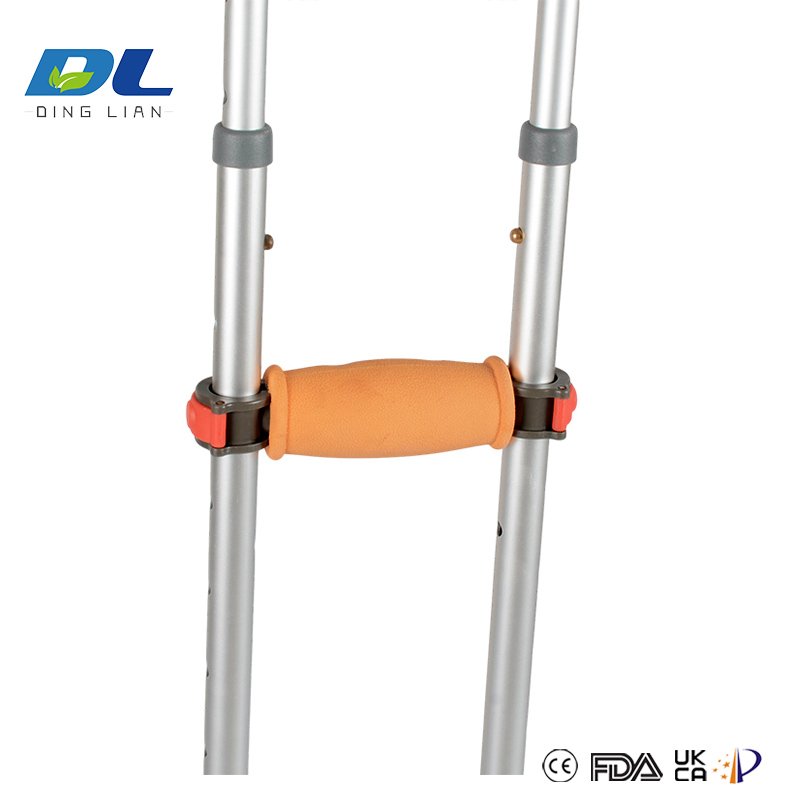Underarm crutches 5072 with rubber anti-slip tips for indoor and outdoor use